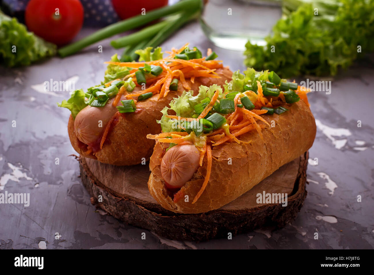 Hot Dog mit Bratwurst, Karotte, Zwiebel, Salat. Selektiven Fokus Stockfoto