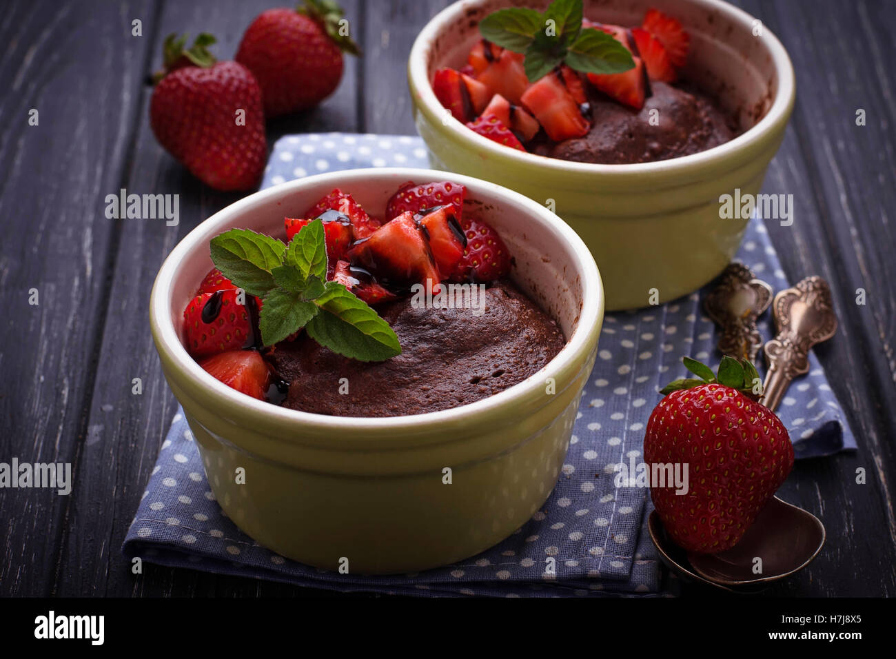 Schokoladenkuchen in Töpfchen in der Mikrowelle zubereitet. Selektiven Fokus Stockfoto