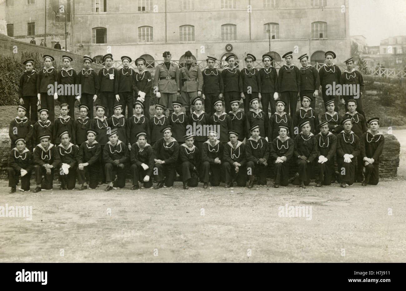 Gruppe von jungen Matrosen mit faschistischen Vertreter, Rom, Italien Stockfoto