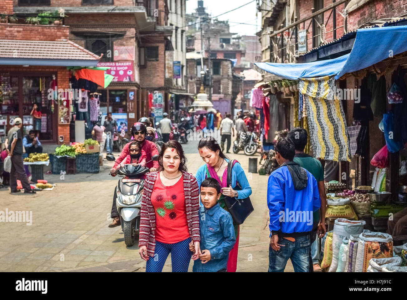 Portraitaufnahmen von nepalesischen Frauen mit einem Jungen auf dem Straßenmarkt von Kathmandu, Nepal. Stockfoto