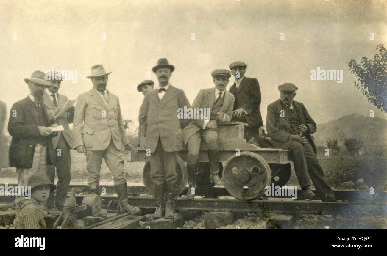 Menschen mit einem Draisine- oder Veloziped auf ein Bahngleis, Italien Stockfoto