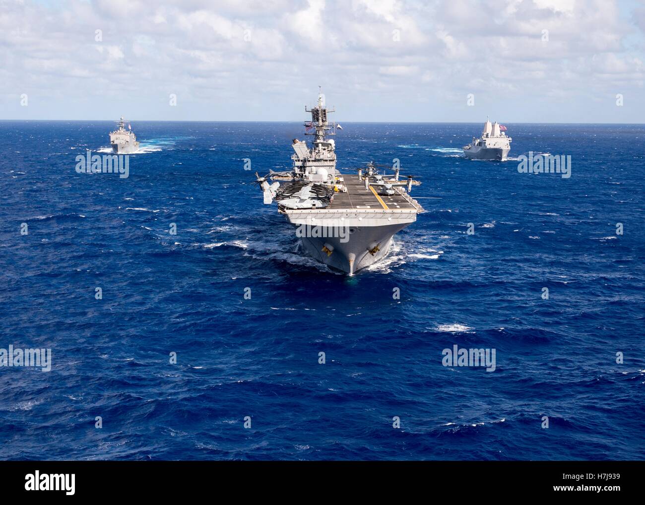 Die USN Wasp-Klasse amphibischer Angriff Schiff USS Makin Island dampft in Bildung 25. Oktober 2016 im westlichen Pazifischen Ozean. Stockfoto