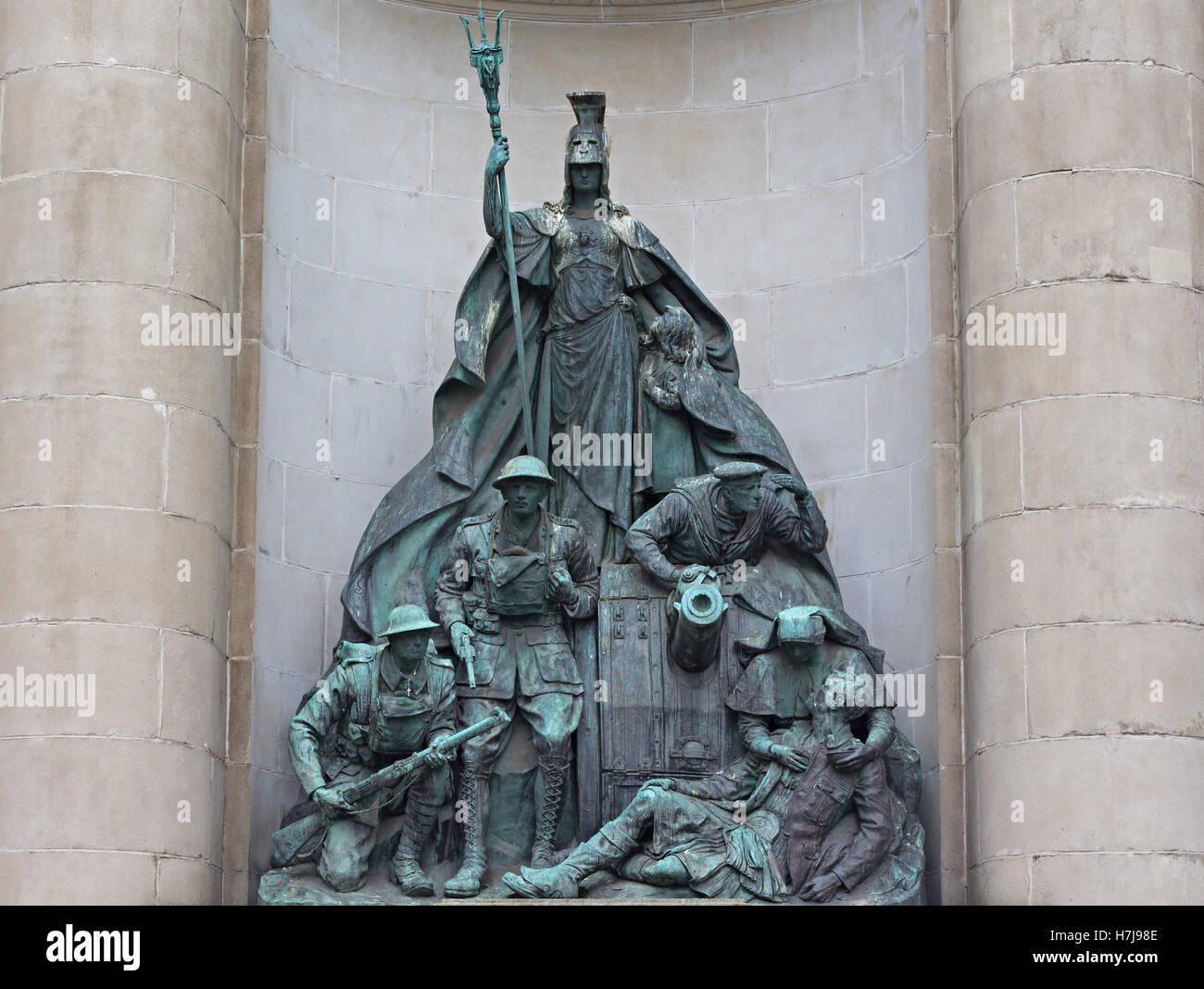 Statue In Erinnerung an Mitglieder der Liverpool Exchange Redaktion an Exchange Fahnen Liverpool UK Stockfoto