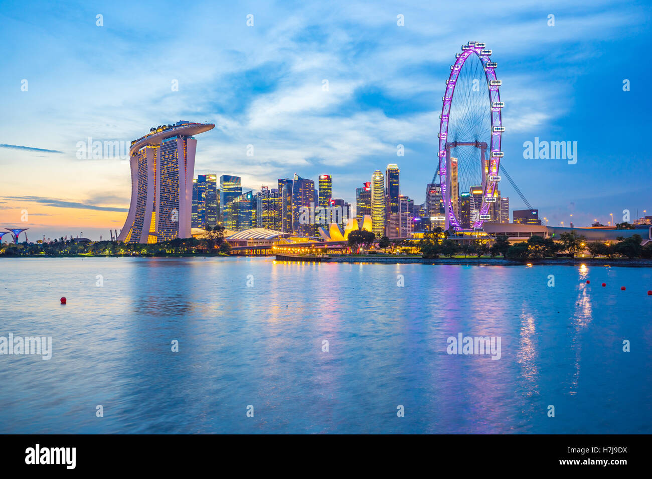 Skyline von Singapur und Blick auf die Marina Bay in der Nacht in Singapur Stadt. Stockfoto