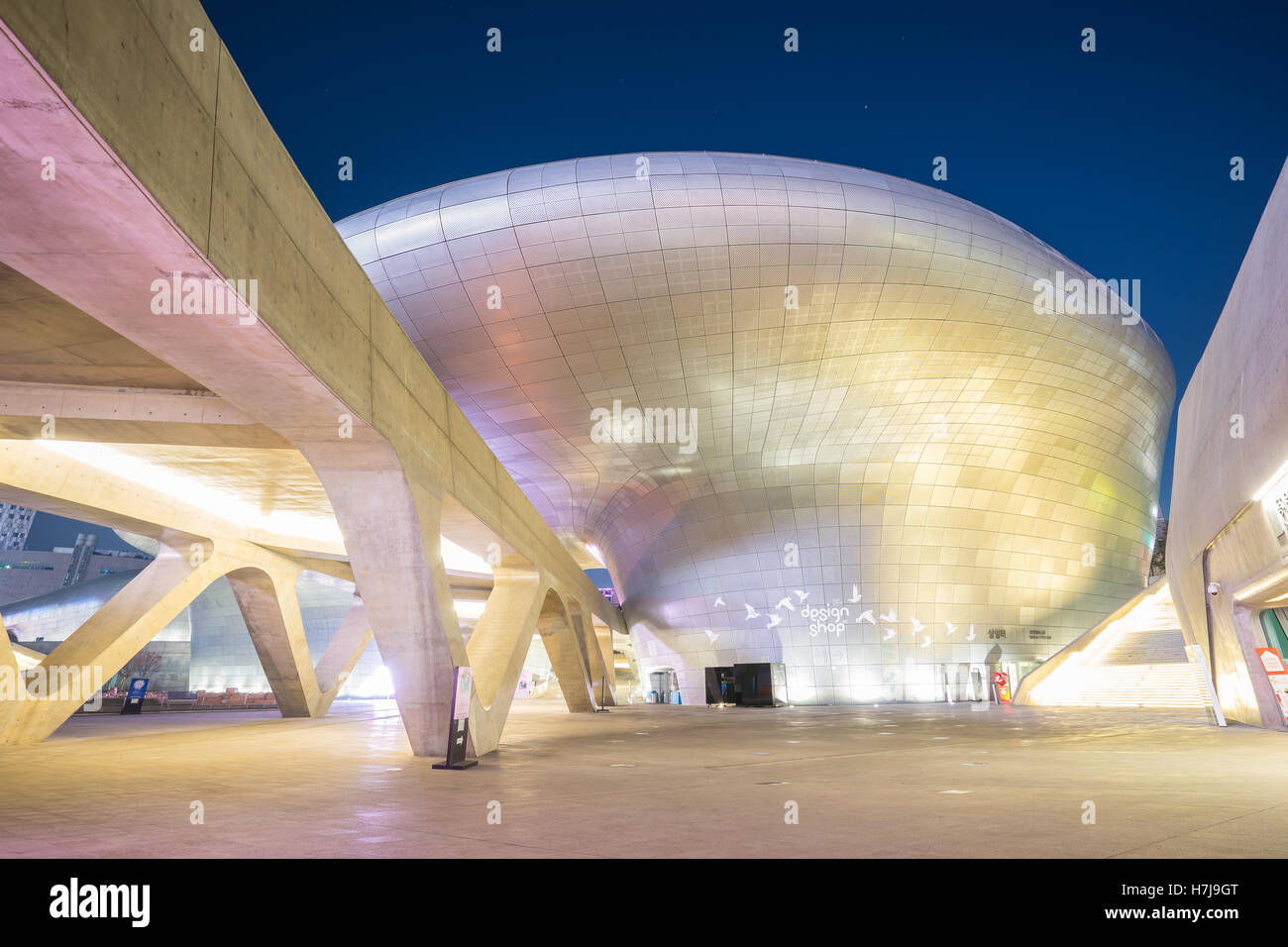 Seoul, Südkorea - 7. Dezember 2015: The Dongdaemun Design Plaza auch genannt die DDP ist ein wichtiger Stadtentwicklung Wahrzeichen in S Stockfoto