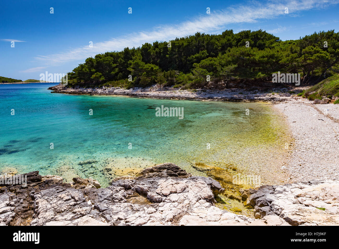 Pakleni-Inseln. Paklinski otoci. Felsige Küste und transparentes adriatisches Meer. Kroatien. Europa. Stockfoto