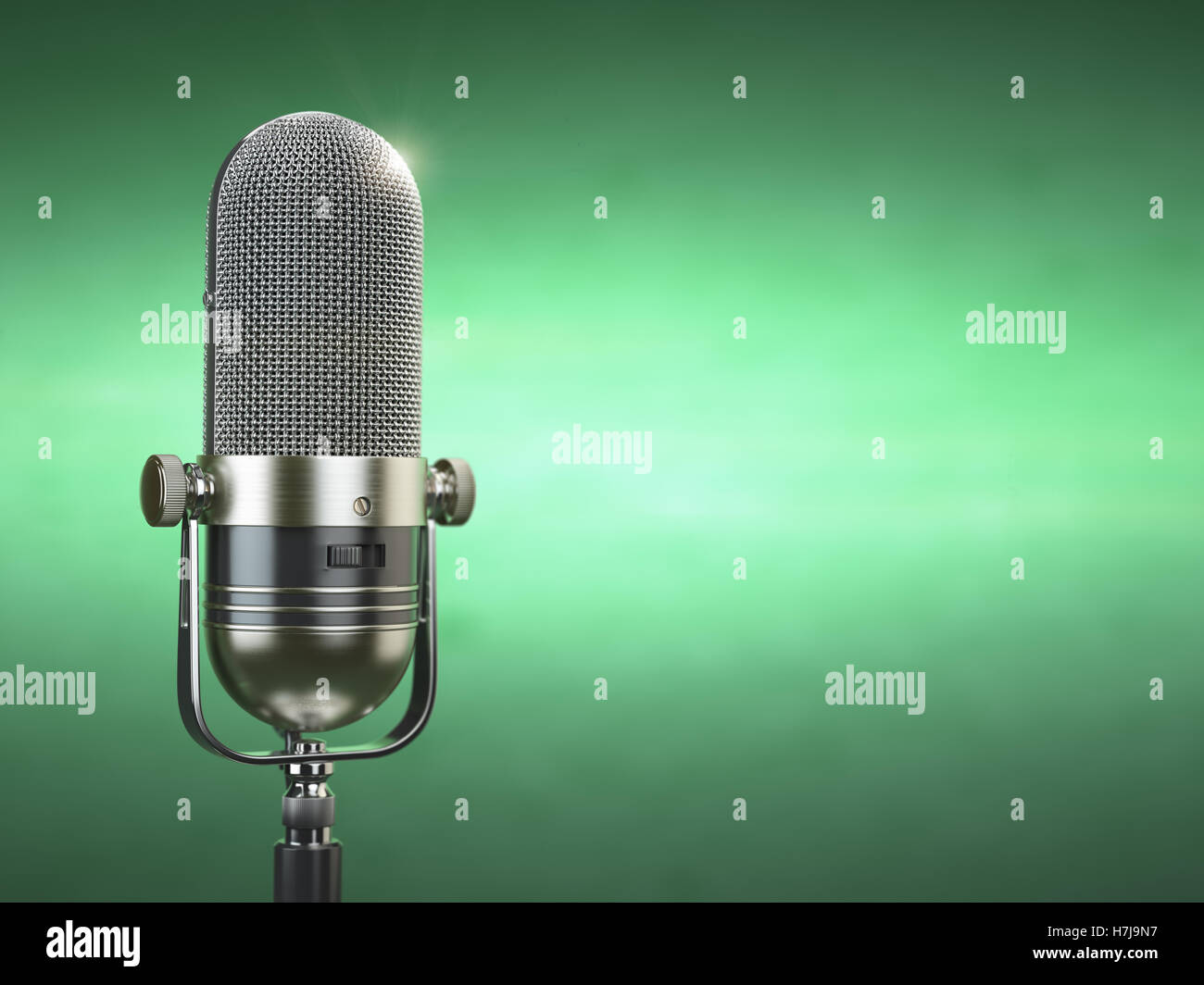 Retro-alte Mikrofon. Radio-Show oder Audio-Podcast-Konzept. Vintage Mikrofon auf grünem Hintergrund. 3D illustration Stockfoto
