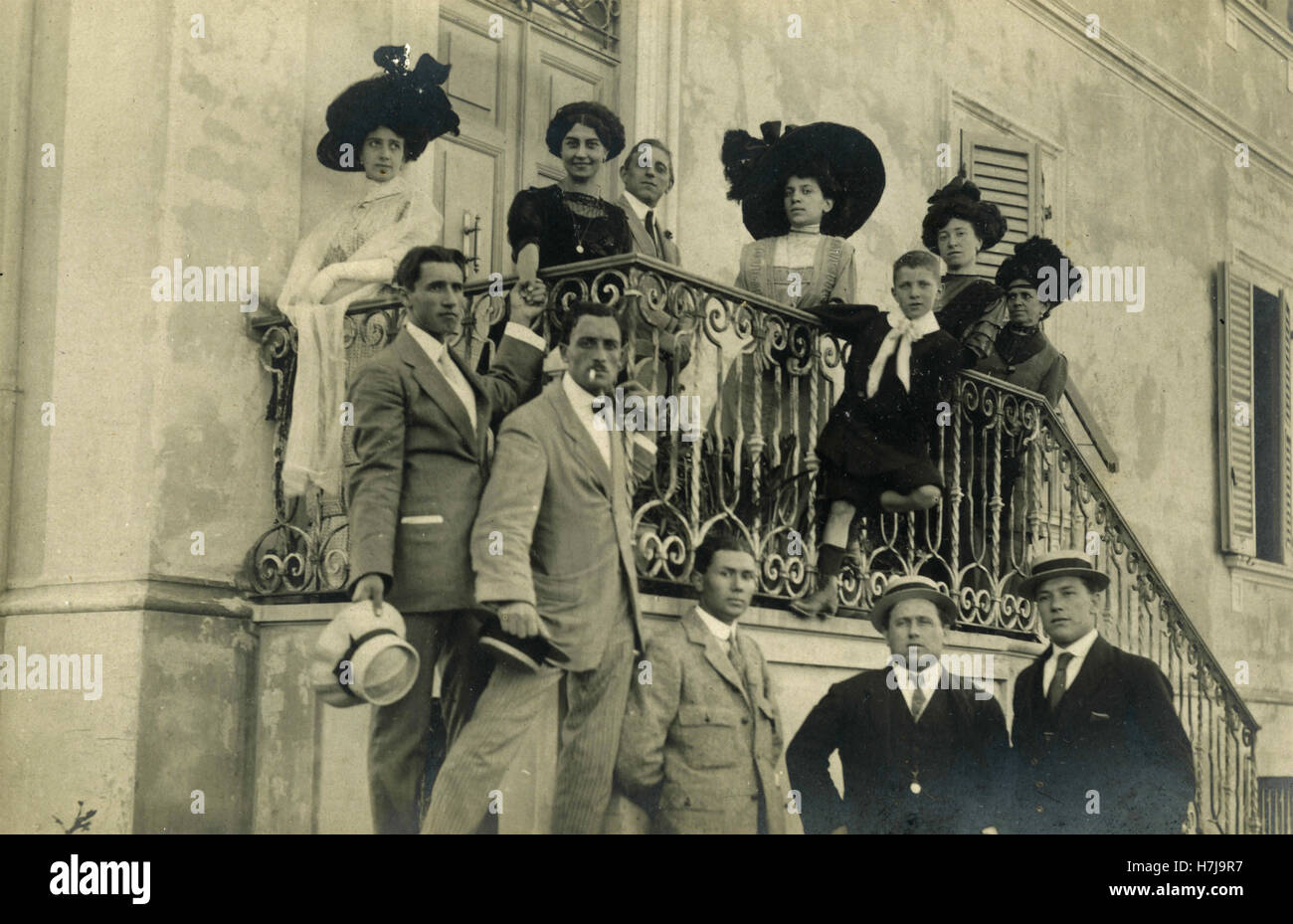 Gruppe von Personen vor einem Haus, Italien Stockfoto