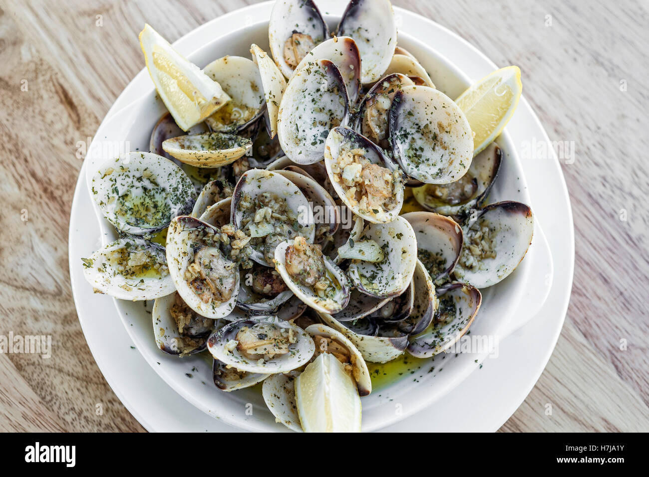 Knoblauch weißer Wein gedämpfte frische Muscheln Meeresfrüchte Tapas einfacher Snack Sapateira Bulhao Pato portugiesischen Stil Stockfoto