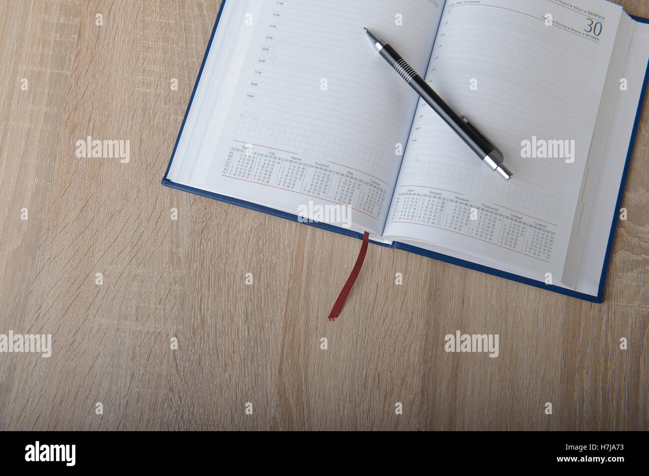 Notizbuch mit Stift auf den Schreibtisch aus Holz Stockfoto