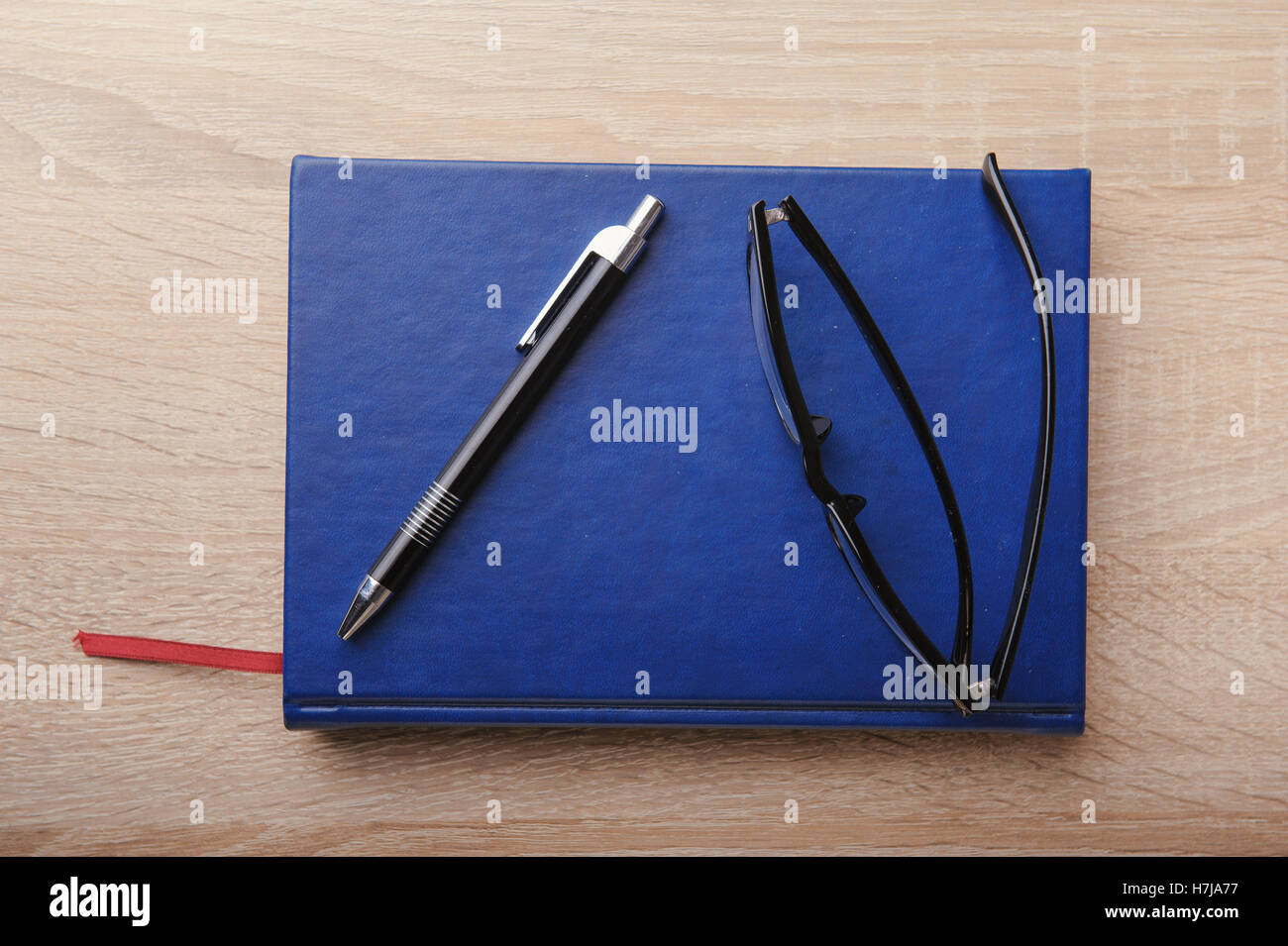 Notizbuch mit Stift auf den Schreibtisch aus Holz Stockfoto