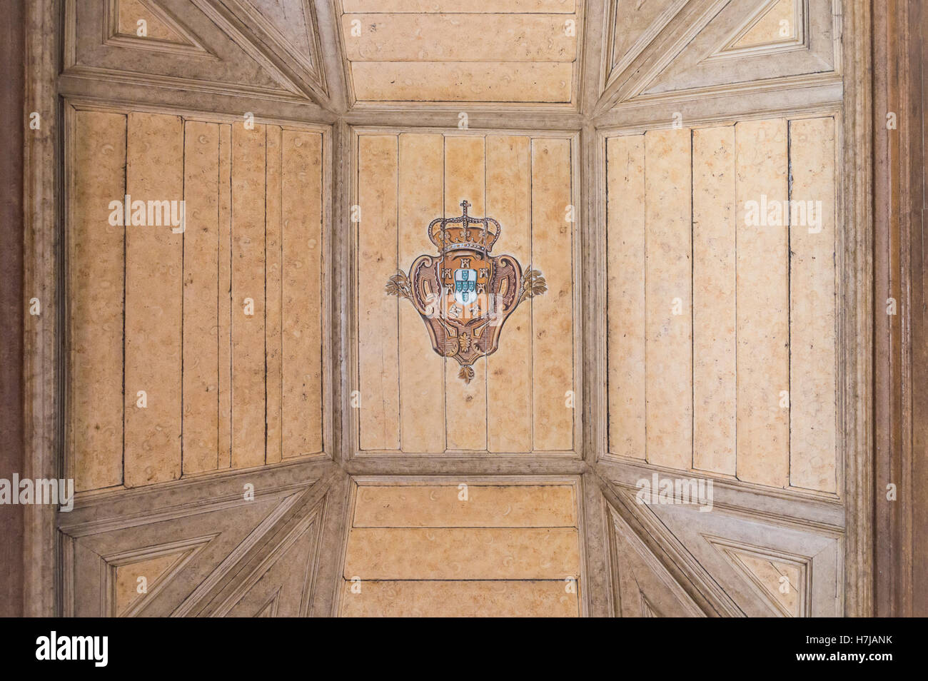 Typische portugiesische Holz Dekoration mit antiken Familienwappen Stockfoto