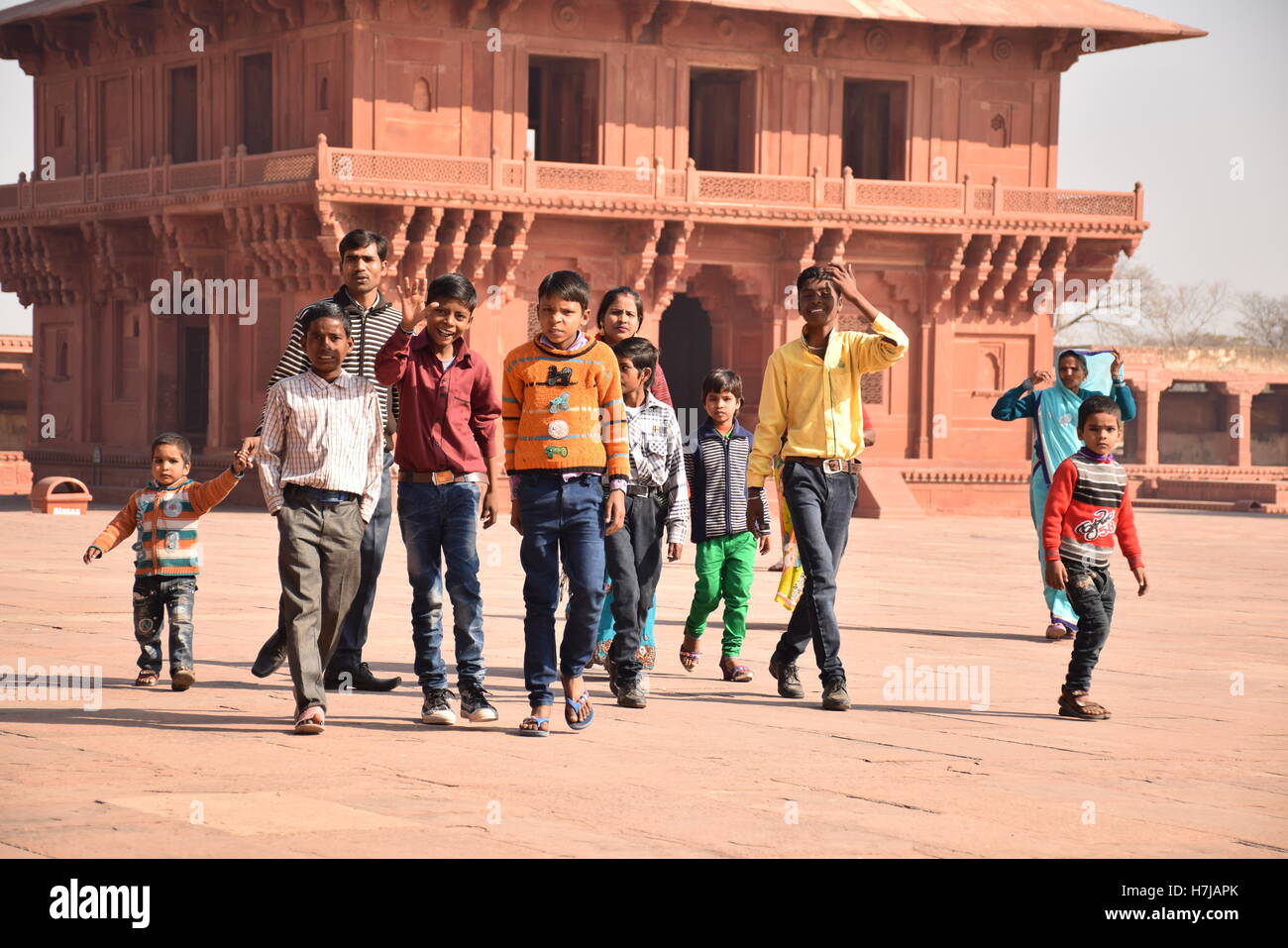 Gruppe indischer Kinder wandern in Fatehpur Sikri archäologische Stätte, Uttar Pradesh, Indien Stockfoto