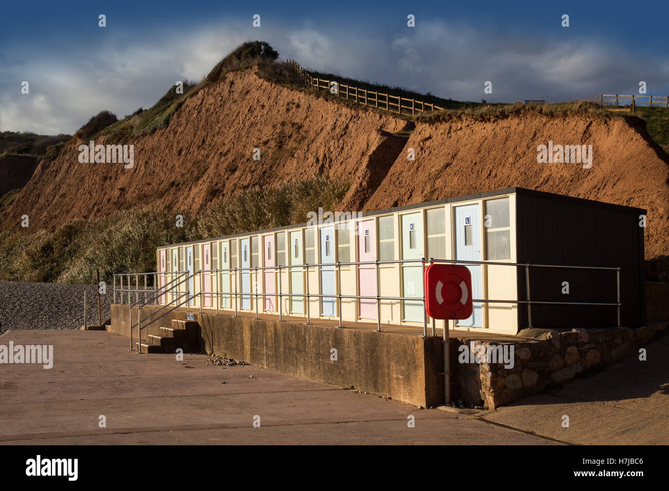 Moderne Strandhütten auf der West Beach in Sidmouth, Devon. Stockfoto