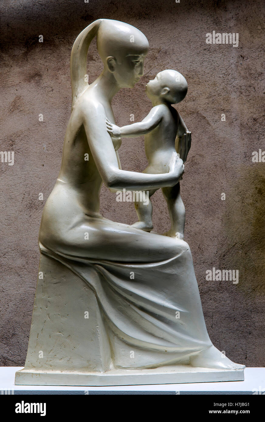 Mutter mit Kind, Gips Skulptur des französischen Bildhauers Jean Henninger 1955 Stockfoto