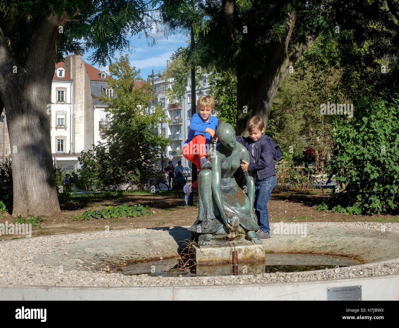 Jungs spielen am Brunnen mit jungen Mädchen und Schildkröte Bronze Skulptur 1963 des französischen Bildhauers Jean Henninger, Straßburg, Frankreich Stockfoto