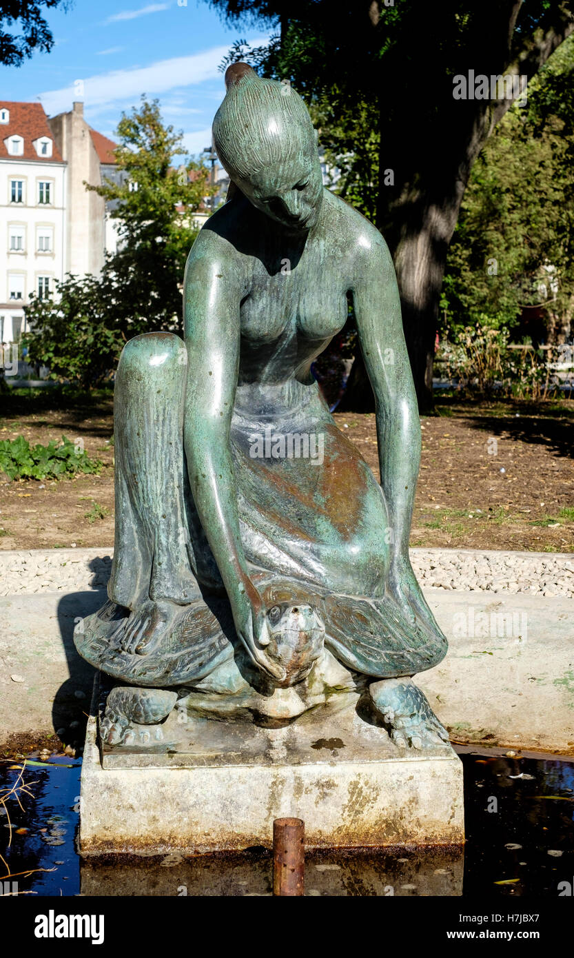 Brunnen mit jungen Mädchen und Turtle Bronze Skulptur 1963 von dem französischen Bildhauer Jean Henninger, Straßburg, Elsass, Frankreich, Europa Stockfoto