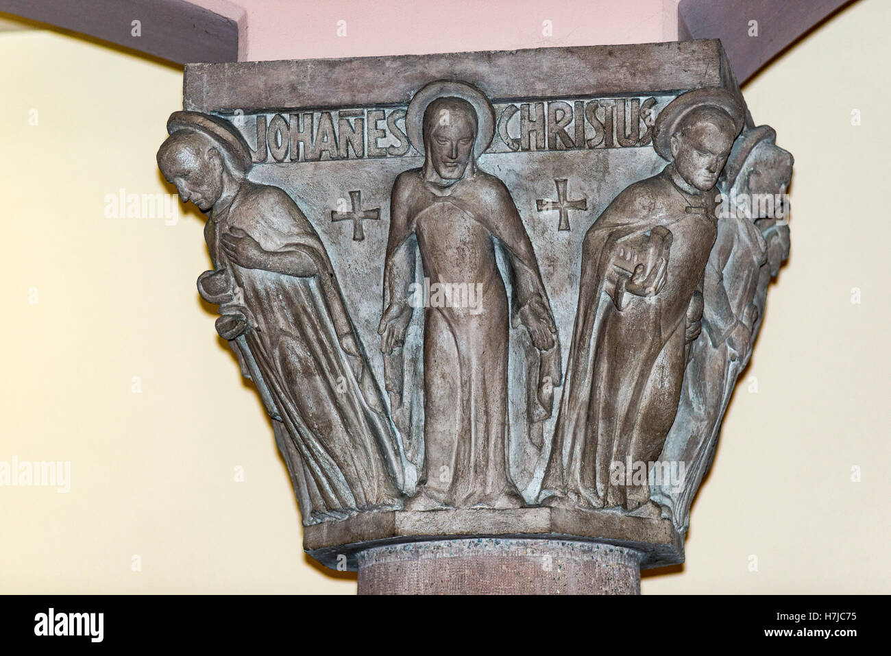 Konkrete Spalte Kapital 1956 von dem französischen Bildhauer Jean Henninger, St. Nicholas Kirche, Sessenheim, Elsass, Frankreich, Europa geschnitzt Stockfoto