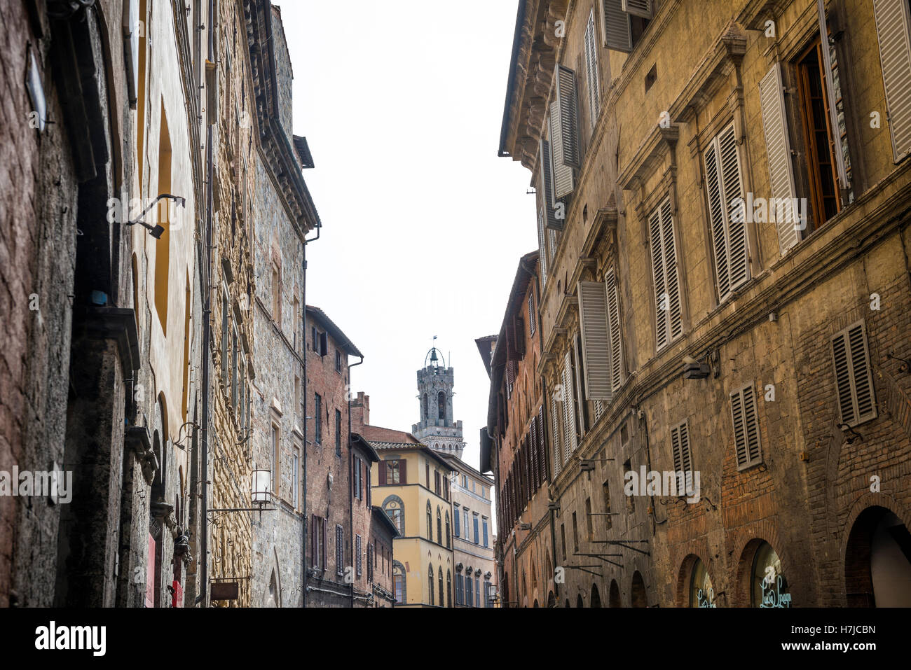 Mittelalterliche Straße im alten Siena, Toskana, Italien Stockfoto