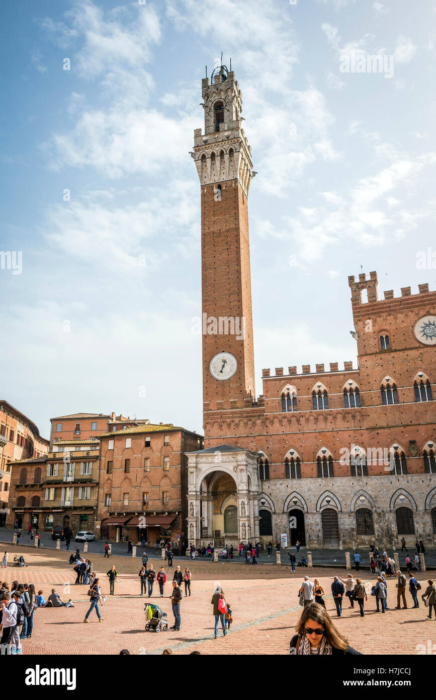 Der Palazzo Pubblico und Torre del Mangia auf der Piazza del Campo in Siena, Toskana, Italien Stockfoto