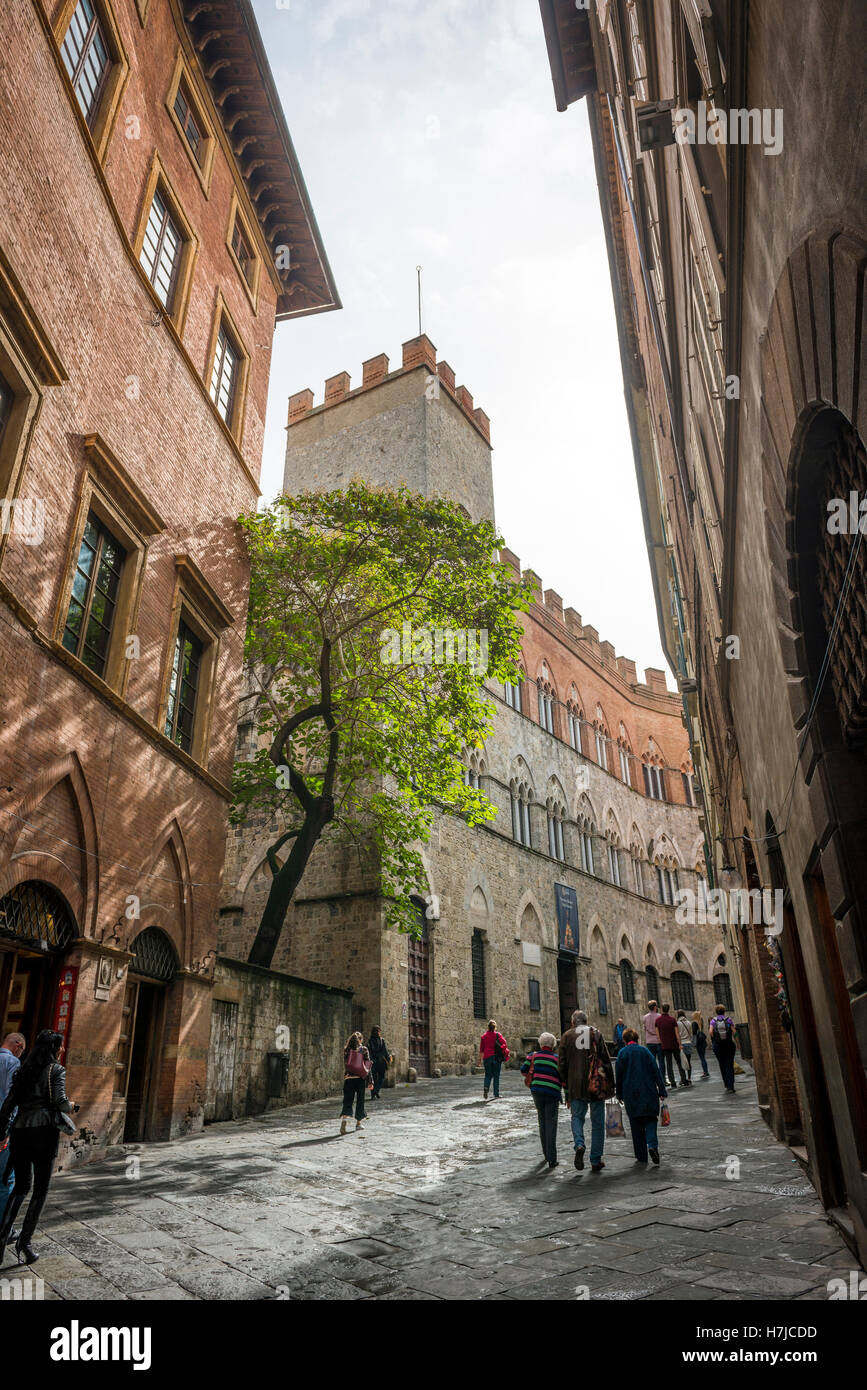 Mittelalterliche Straße im alten Siena, Toskana, Italien Stockfoto