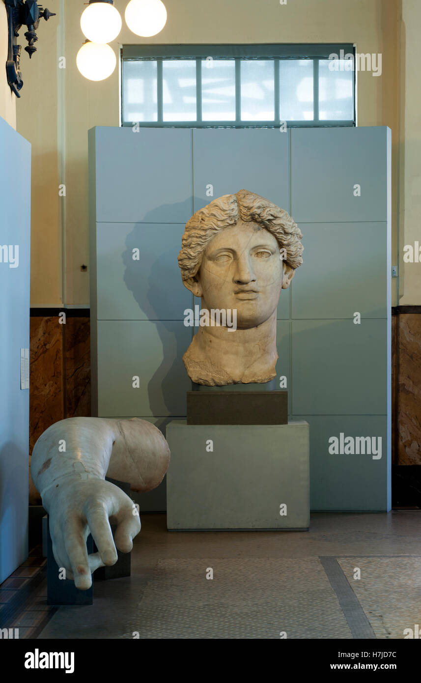 Kolossalstatue des eine weibliche Gottheit. Kopf. Centrale Montemartini Museum. Rom, Italien Stockfoto