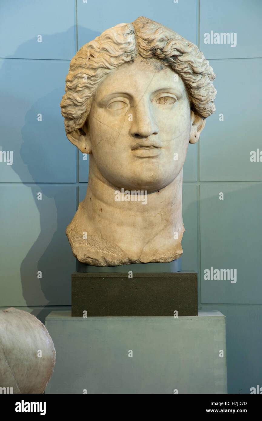 Kolossalstatue des eine weibliche Gottheit. Kopf. Centrale Montemartini Museum. Rom, Italien Stockfoto