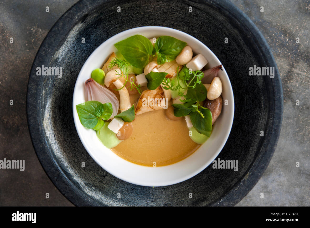 Wilde Pilzsalat mit Miso und Zitronengras-Püree und verkohlten ...