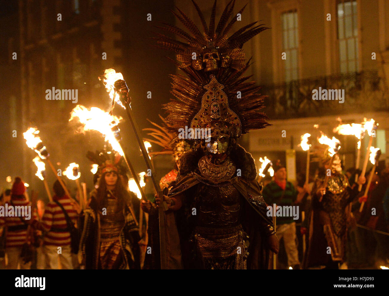 Teilnehmer parade durch die Stadt von Lewes in East Sussex, wo eine jährliche Lagerfeuer-Nacht, die Prozession der Lewes Bonfire Gesellschaft gehalten wird. Stockfoto