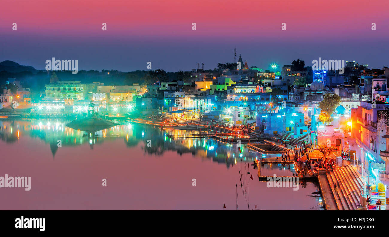 Hindu-Pilger kamen zum Heiligen See Pushkar (Sarovar) auf Ghats, Rajasthan, Indien. Stockfoto