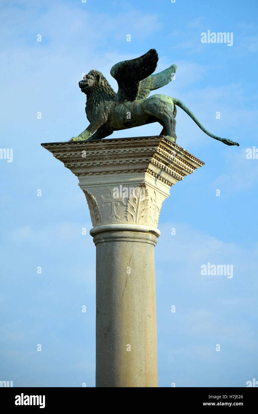 Löwe von San Marco auf eine Säule in der Markusplatz Piazza Venezia in Italien. Stockfoto
