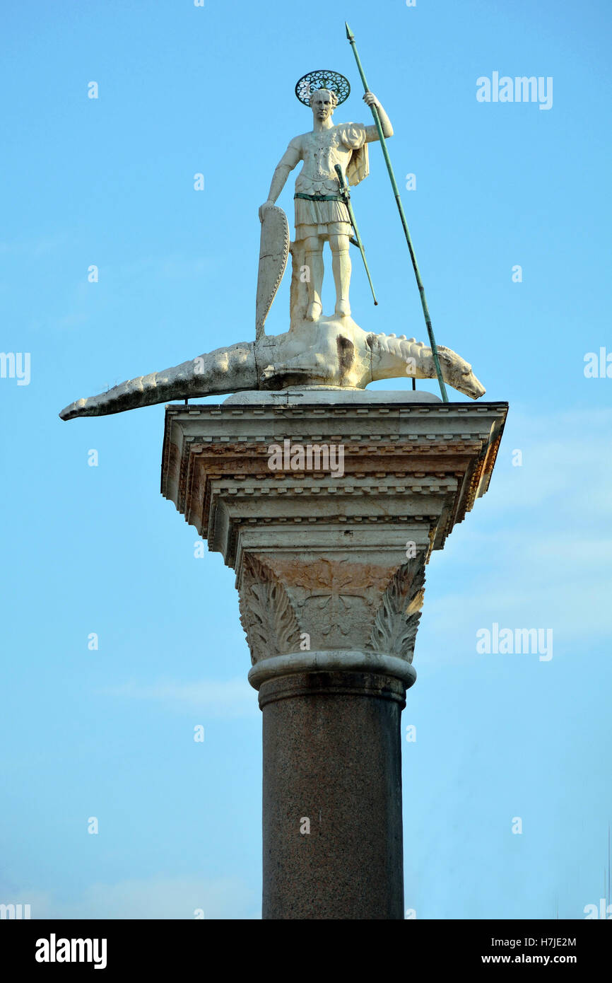 St. Theodor Statue auf einer Säule auf der Piazza San Marco Venedig in Italien - Colonne di San Teodoro. Stockfoto