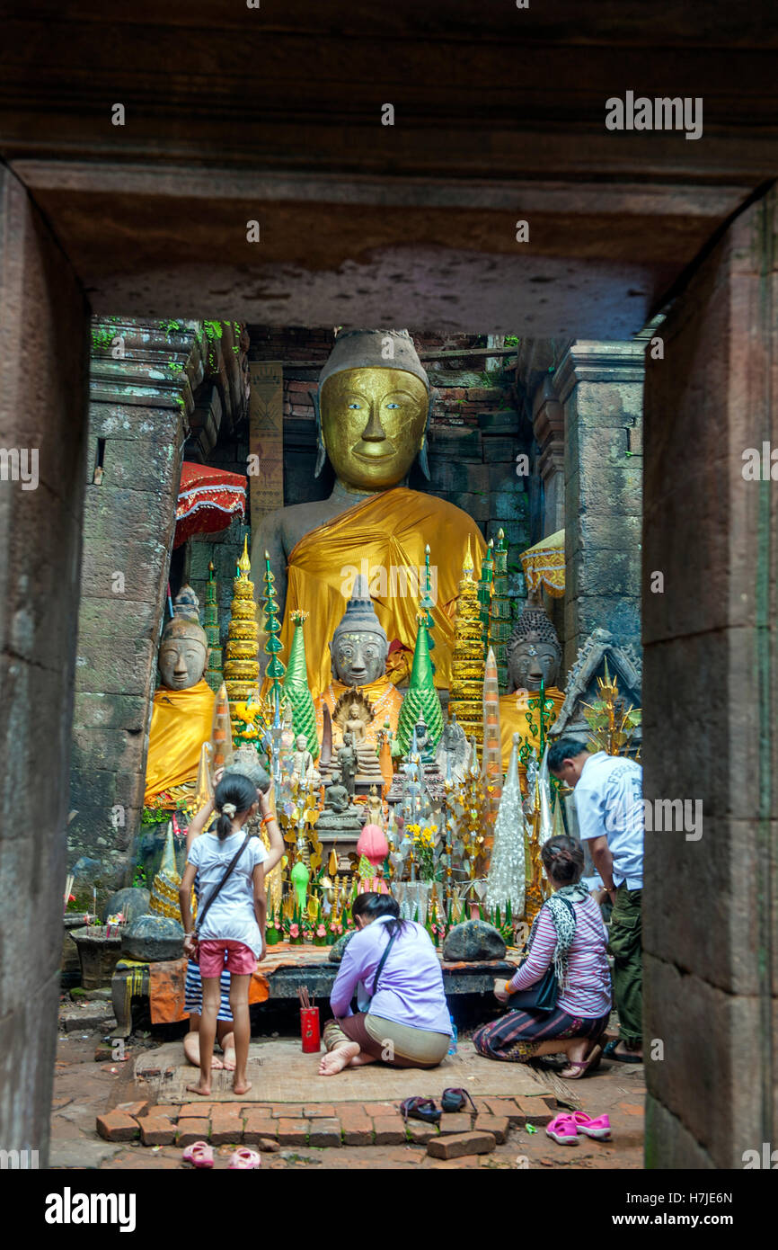 Gläubige beten am Wat Phu, eine ruinierte Khmer Hindu Tempelanlage in Champasak im Süden von Laos. Stockfoto