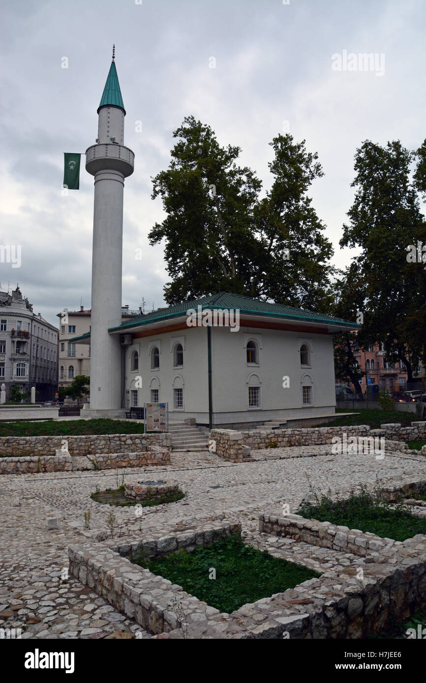 Das Minarett und alten Friedhof an der Kaiser-Moschee in Sarajevo, Bosnien und Herzegowina. Stockfoto