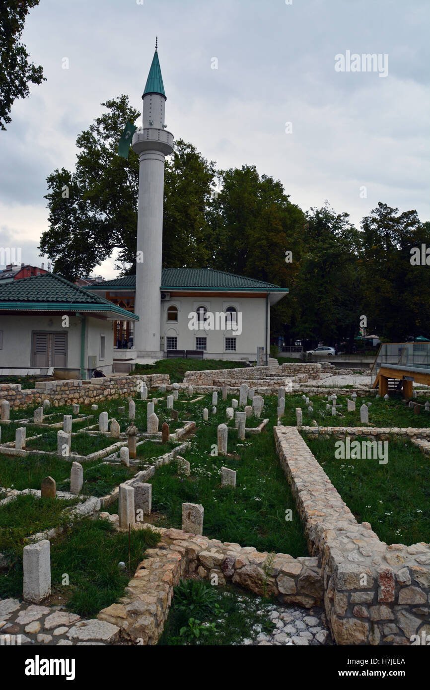 Das Minarett und alten Friedhof an der Kaiser-Moschee in Sarajevo, Bosnien und Herzegowina. Stockfoto