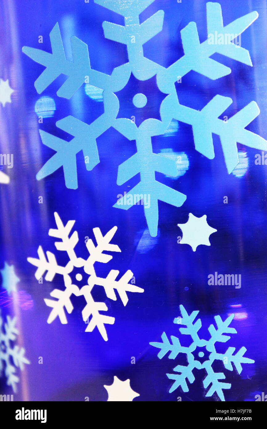 Kobaltblaue Glas weihnachten Glas mit blauen und weißen Schneeflocken Nahaufnahme Stockfoto