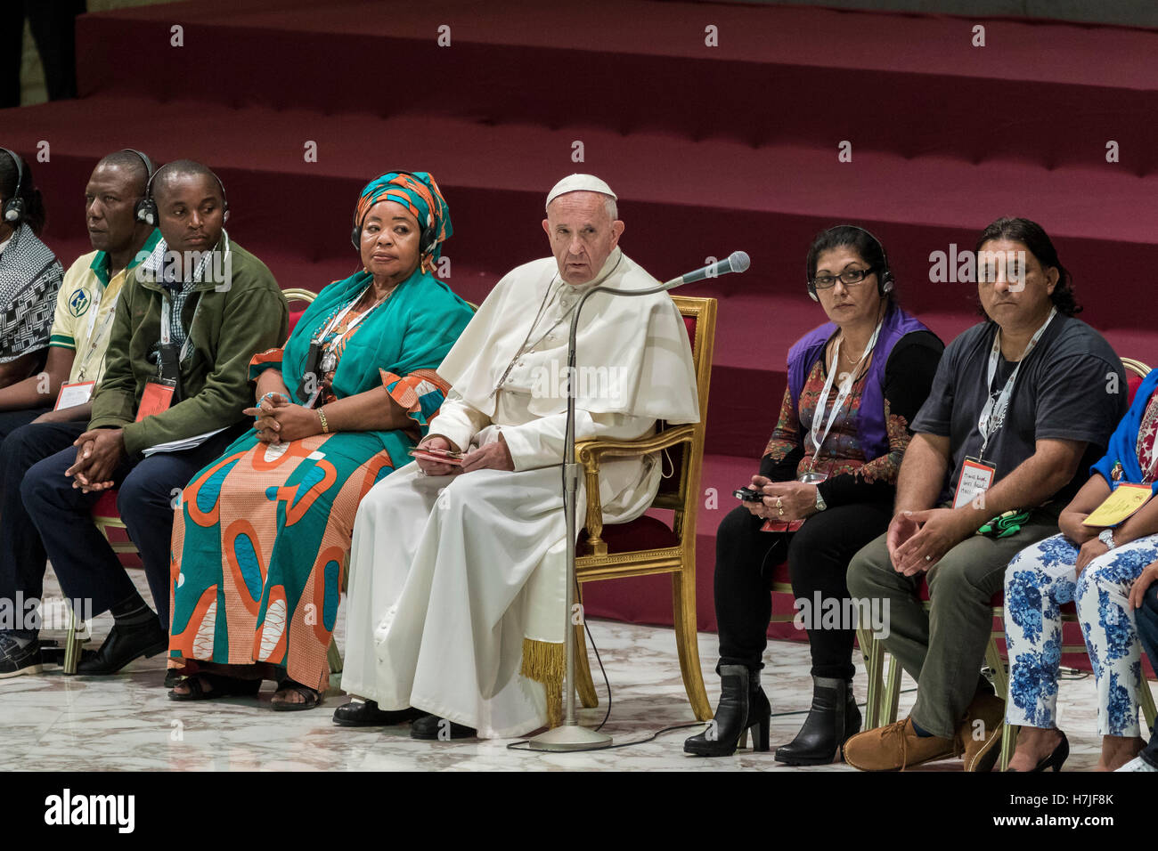 Vatikanstadt, Vatikan. 5. November 2016. Papst Francis besucht eine Audienz bei Vertretern der Drittwelt Treffen der Volksbewegungen in der Aula Paul VI in der Vatikanstadt, Vatikan. Das Treffen bringt Organisationen von Menschen am Rande der Gesellschaft, einschließlich der Armen, Arbeitslosen und diejenigen, die ihre landwirtschaftlichen Flächen verloren haben. Bildnachweis: Giuseppe Ciccia/Pacific Press/Alamy Live-Nachrichten Stockfoto