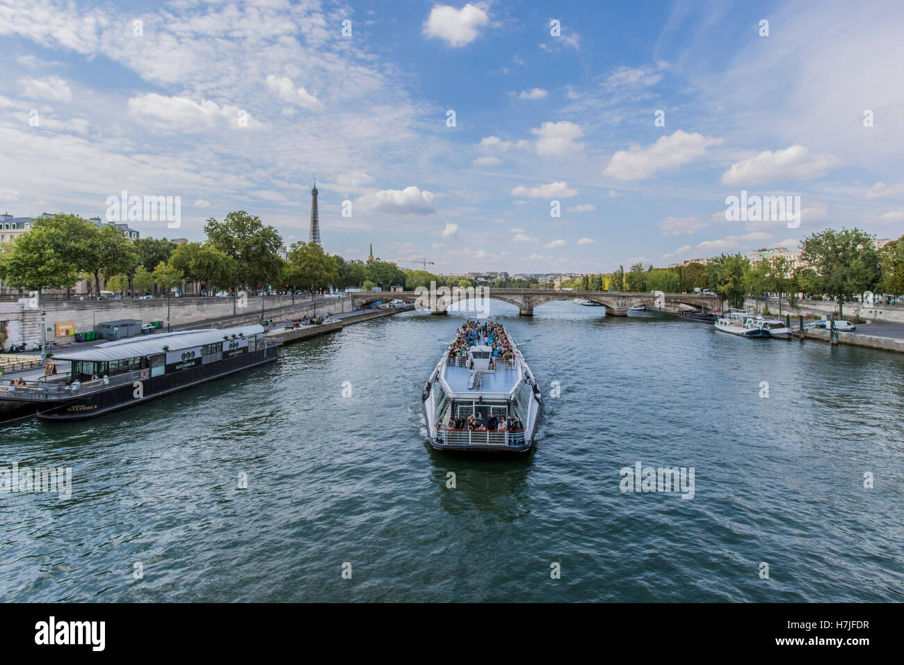 Kommerziellen Ausflugsboote gehen entlang der Seine Paris Frankreich Stockfoto