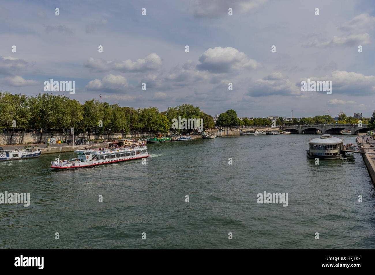 Kommerziellen Ausflugsboote gehen entlang der Seine Paris Frankreich Stockfoto