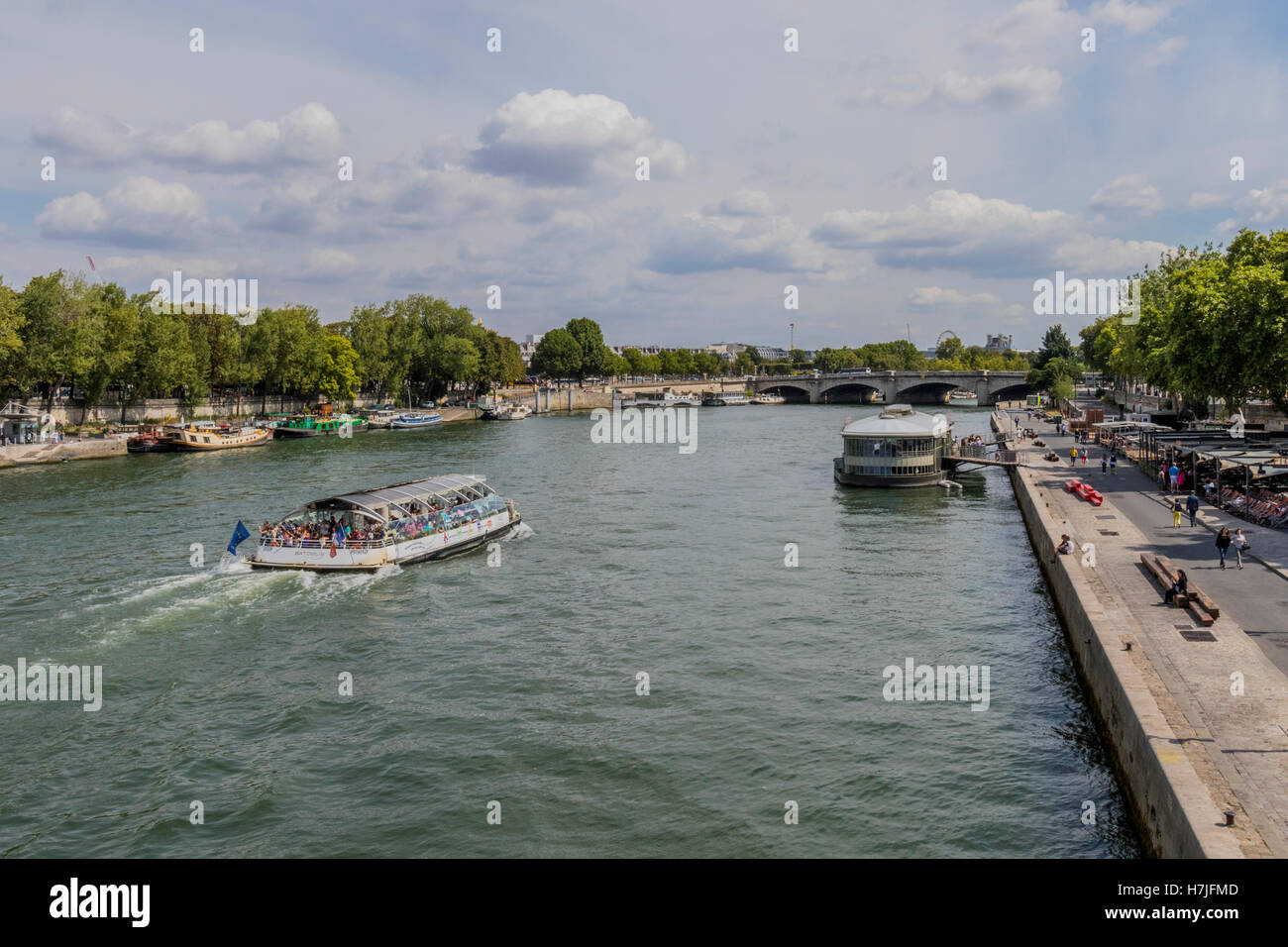 Kommerziellen Ausflugsboote gehen entlang der Seine Paris Frankreich Stockfoto