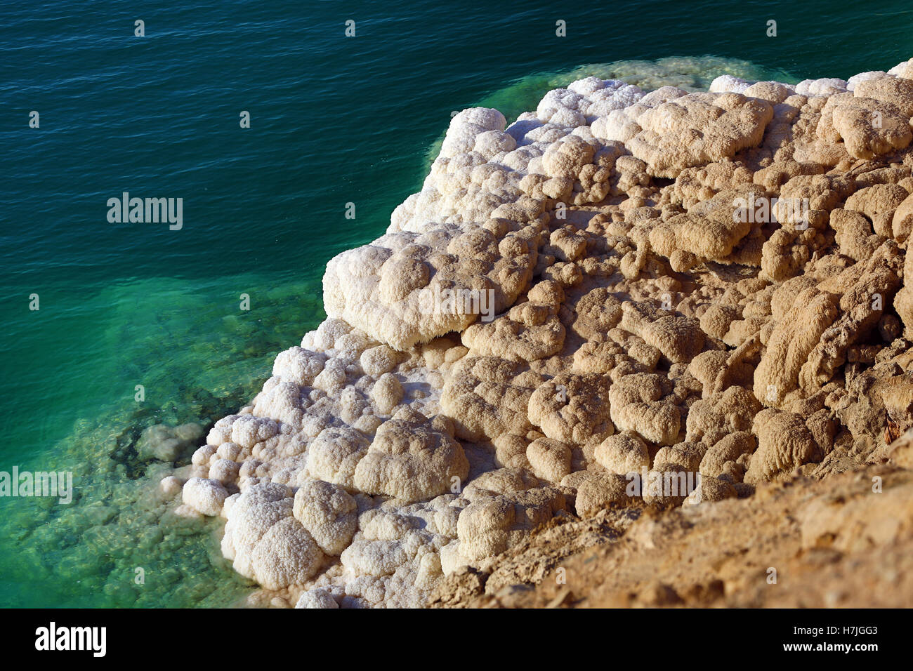 Salzablagerungen auf die felsige Küste des Toten Meeres, Jordanien Stockfoto