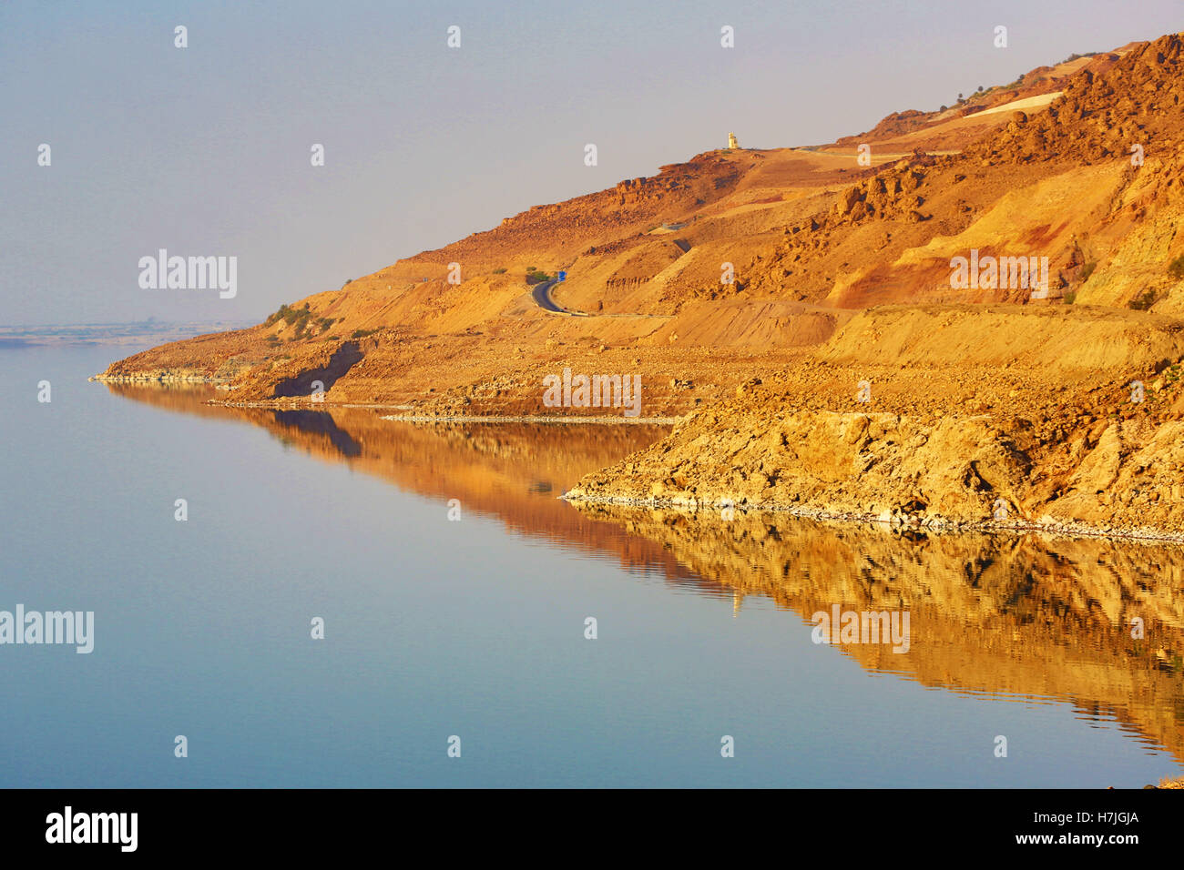Karge Küste und Salzwasser des Toten Meeres, Jordanien Stockfoto