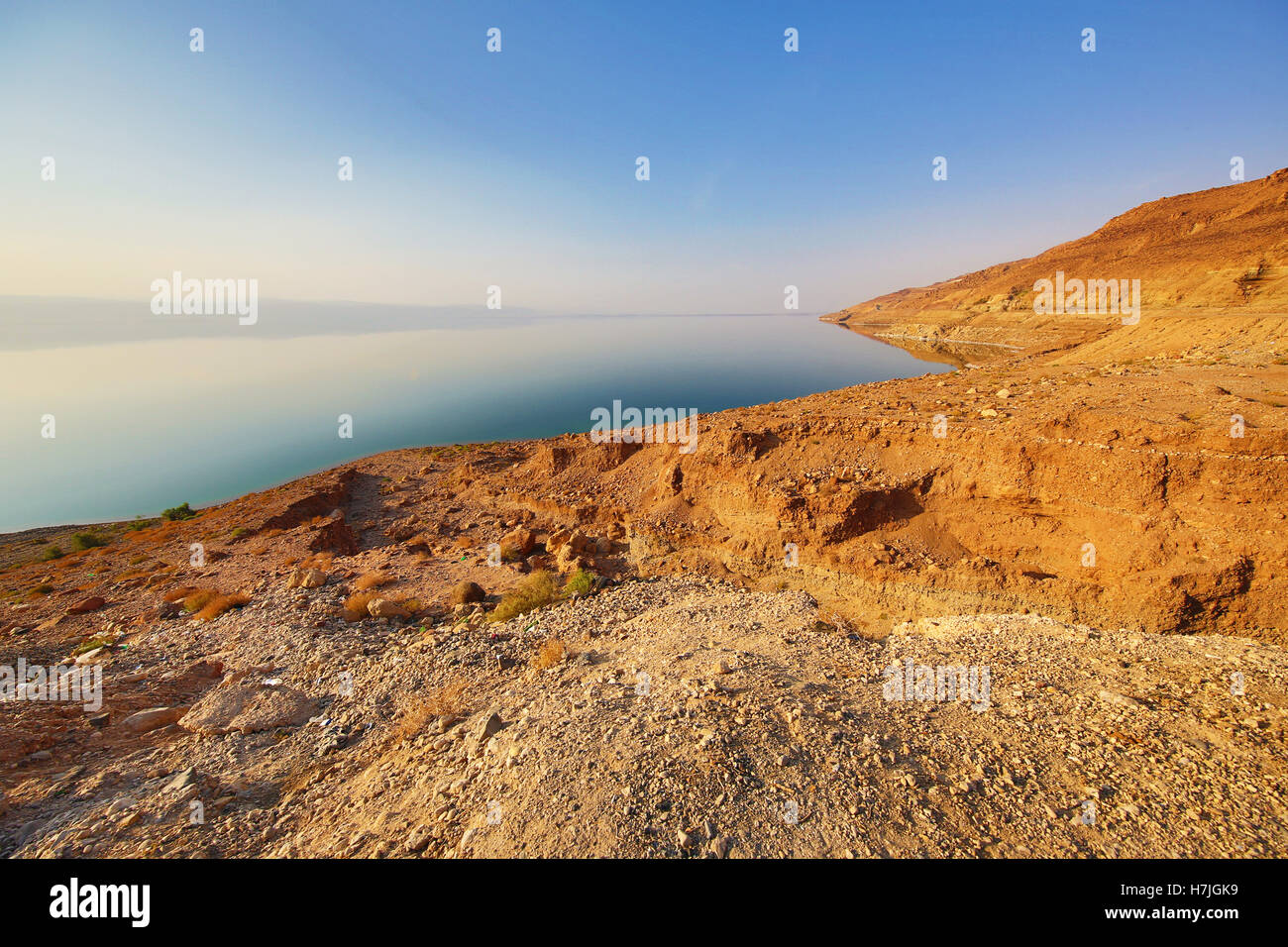 Karge Küste und Salzwasser des Toten Meeres, Jordanien Stockfoto