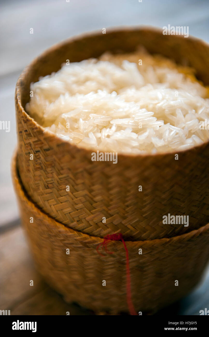 Ein Korb mit klebrigen Reis, ein Grundnahrungsmittel für die Menschen aus Issarn in Thailand und Laos. Vientiane, Laos. Stockfoto