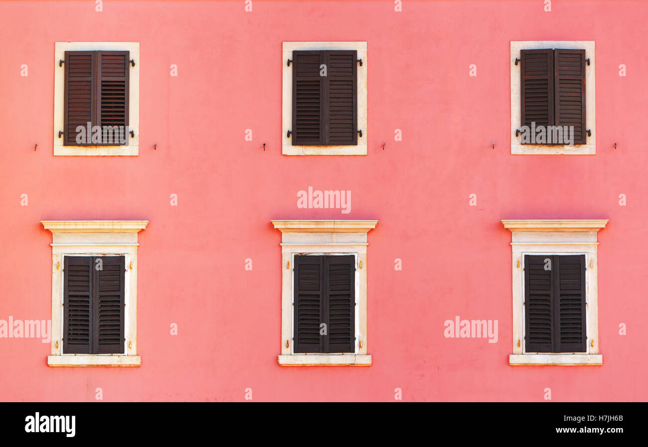Gebäude-Fassade und alte Fenster mit klassische venezianische Fensterläden aus Holz Jalousien, mediterranen Europa Architektur Vintage-Stil Stockfoto