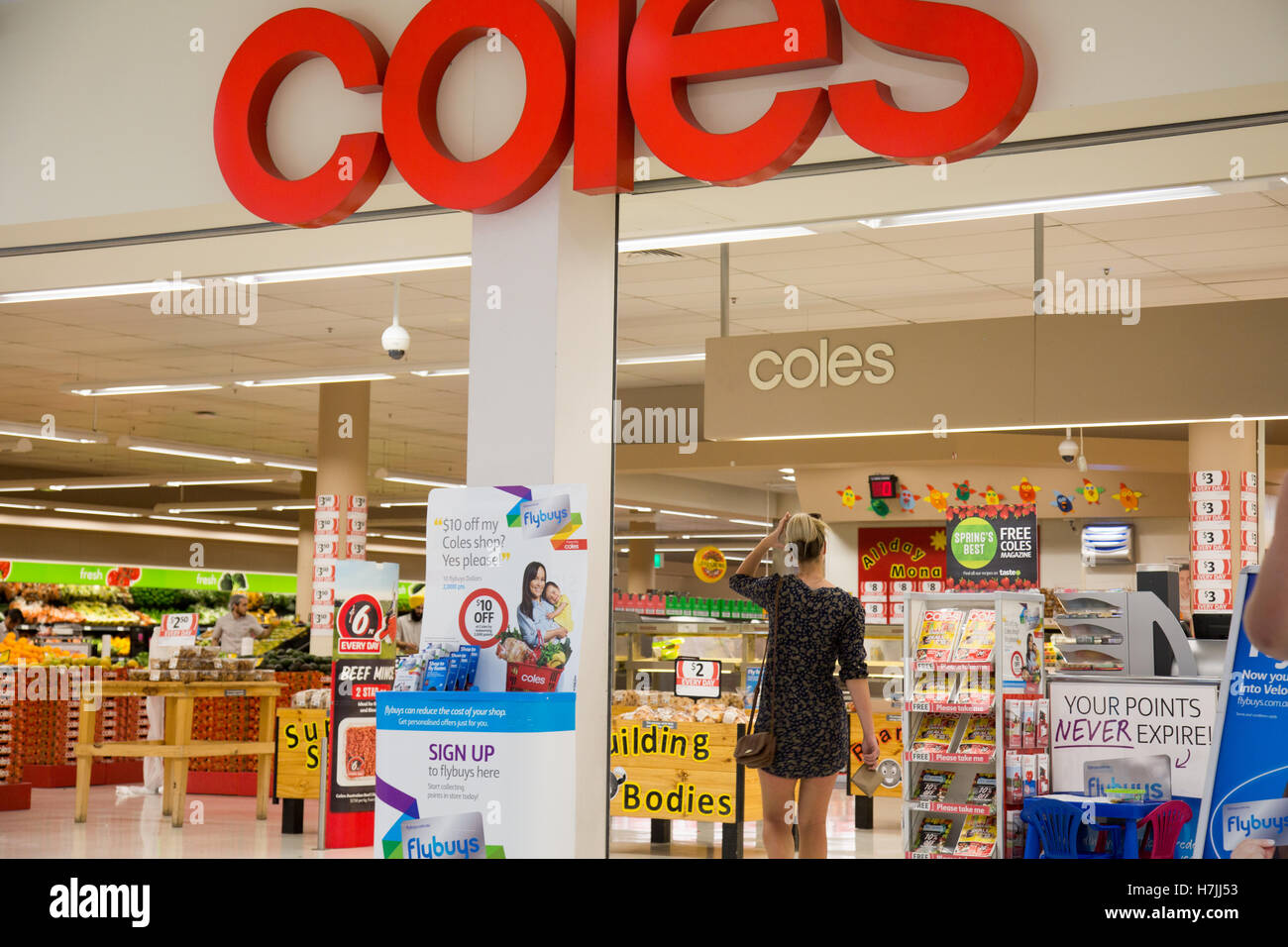 Frau am Eingang zum Coles Supermarkt in Warriewood Sydney, NSW, Australien Stockfoto