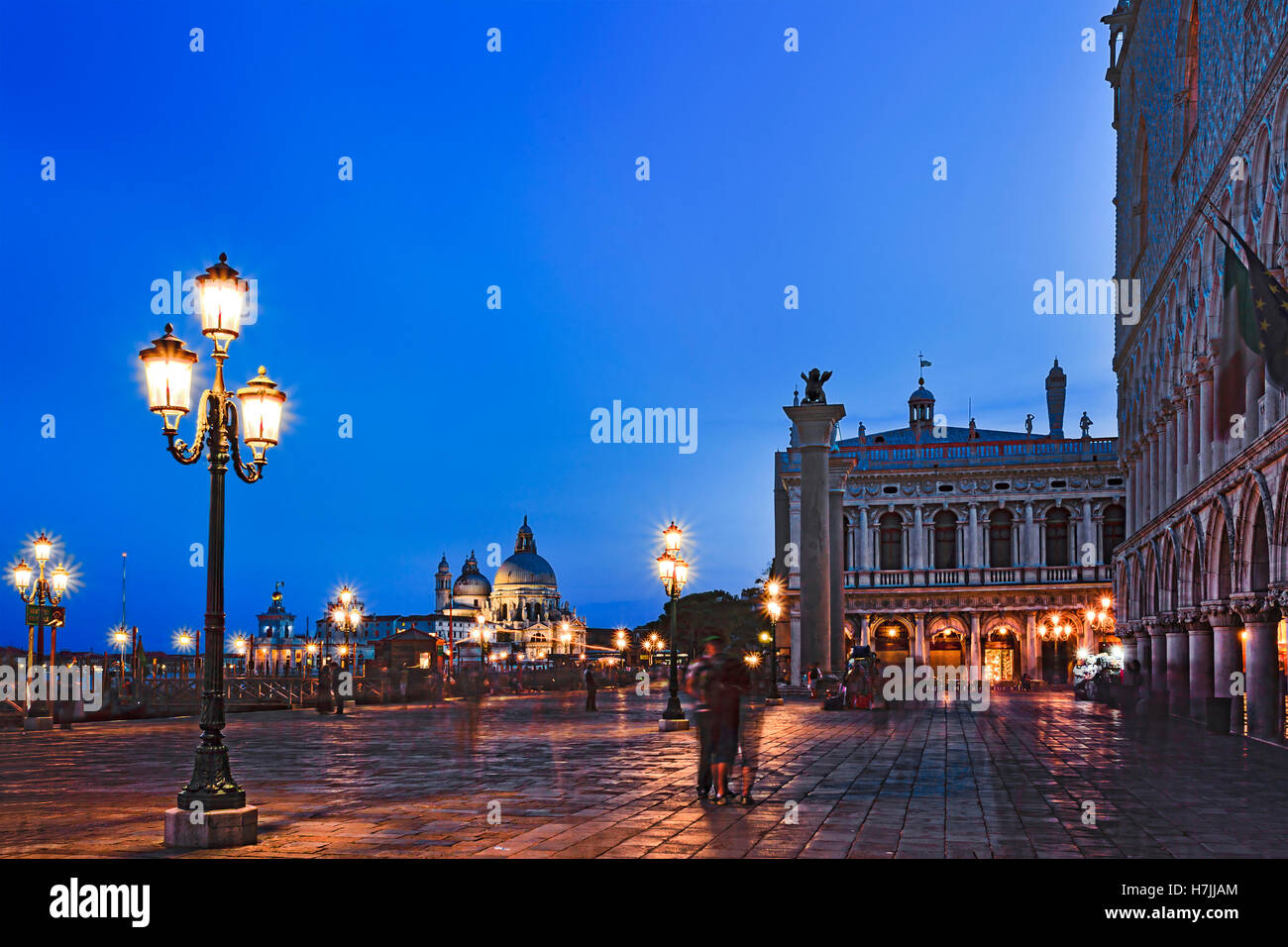 San Marco Square an der grand Canal Gondel Pier mit Venedig Republik Symbole auf errichteten Säulen in Richtung Santa Maria della Salute Stockfoto