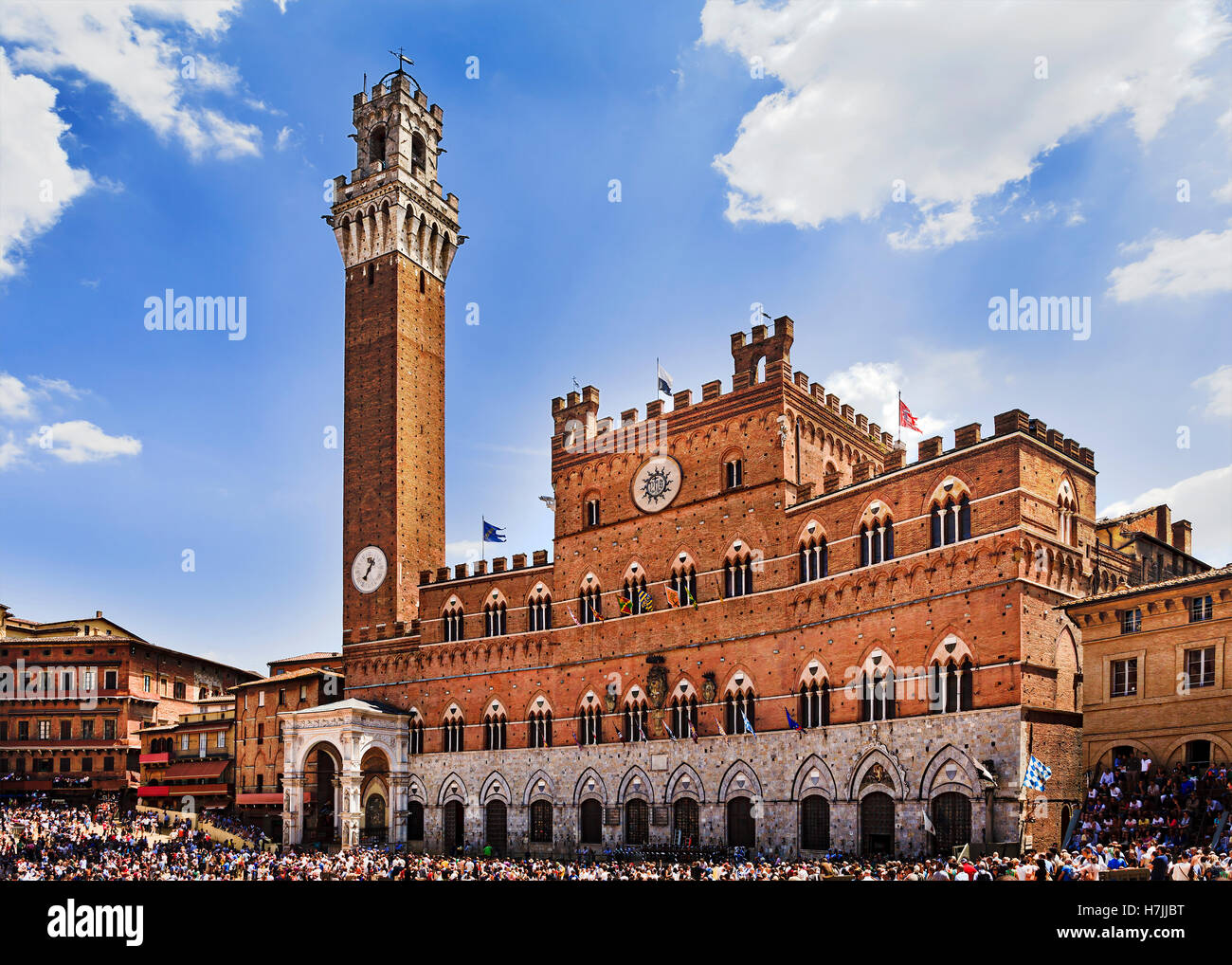 zentraler Platz von Siena Stadt Italiens Contrada tagsüber vor Rathaus Fassade und hoher Glockenturm. Stockfoto