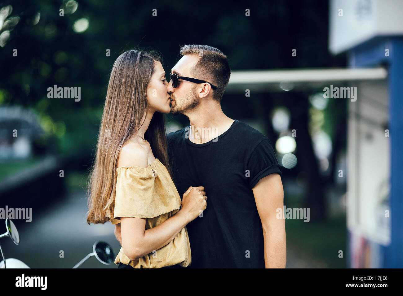 Süßes Paar küssen Stockfoto
