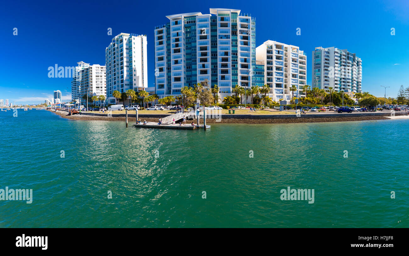 Gold Coast, ÖST - 4. September 2016 Mehrfamilienhäuser an der Küste von Labrador Vorort, Gold Coast, Australien Stockfoto